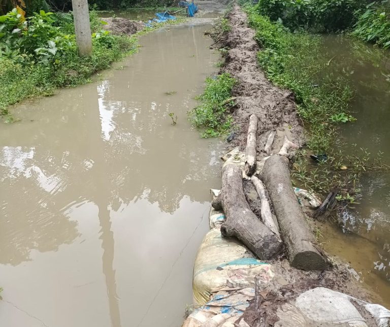 রাস্তা খুঁড়ে উধাও ঠিকাদার, চরম ভোগান্তিতে এলাকাবাসী