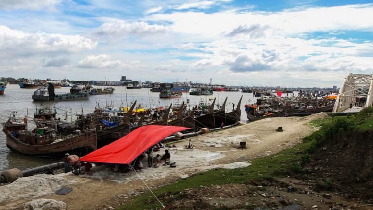 লঘুচাপে সাগর উত্তাল – অলস বসে আছে মাছ ধরার ট্রলার