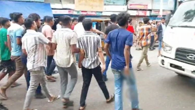 বরিশালে ঘাট দখল নিয়ে ধাওয়া-পাল্টাধাওয়া