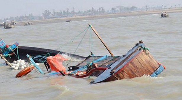 বরগুনায় ট্রলার ডুবি ভাসমান অবস্থায় ১১ জেলে উদ্ধার, নিখোঁজ এক