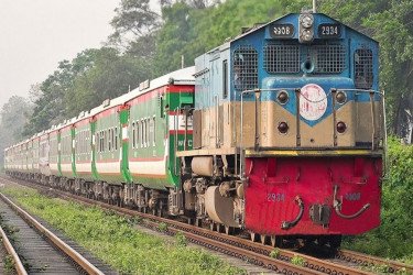 সীমিত পরিসরে আজ থেকে চলবে ট্রেন