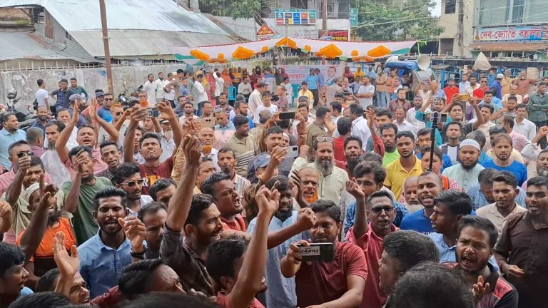 শেখ হাসিনার ফাঁসির দাবিতে পটুয়াখালী নদী বন্দরে বিএনপির খণ্ড খণ্ড মিছিল
