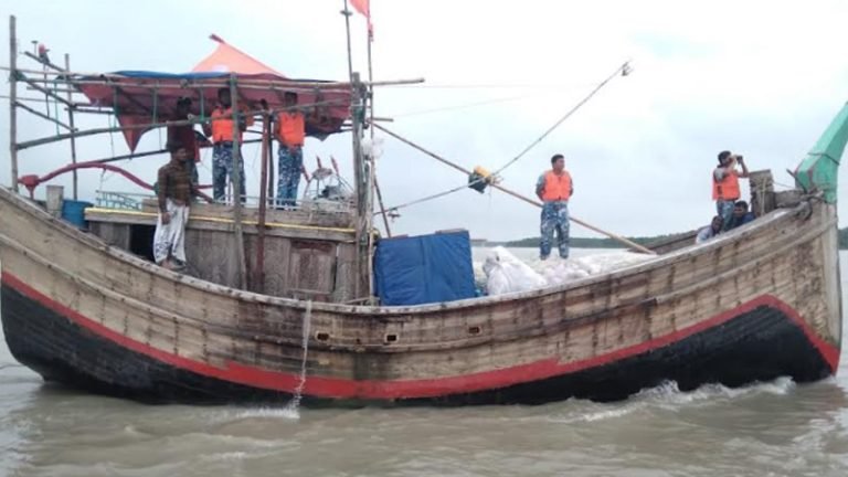 ভোলার ট্রলার ডুবি, নিখোঁজ ৮ জেলের সন্ধান নেই