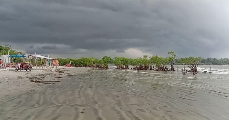 উপকূলে আজও বৃষ্টিপাত অব্যাহত – পায়রা বন্দরে ০৩ নম্বর সতর্ক সংকেত বহাল