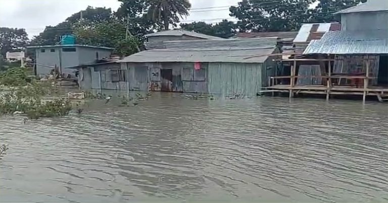 কলাপাড়ার উপকূলে অনবরত বৃষ্টি – পায়রা বন্দরে ০৩ নম্বর সতর্ক সংকেত বহাল