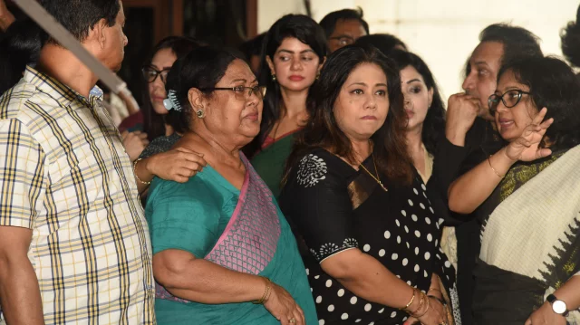 বিটিভি প্রাঙ্গনে সহিংসতার বিরুদ্ধে শিল্পীরা