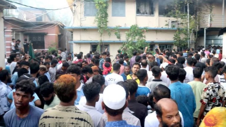 বরিশালে সাবেক মেয়র সাদিক আবদুল্লাহর পোড়া বাসভবন থেকে ৩টি মরদেহ উদ্ধার