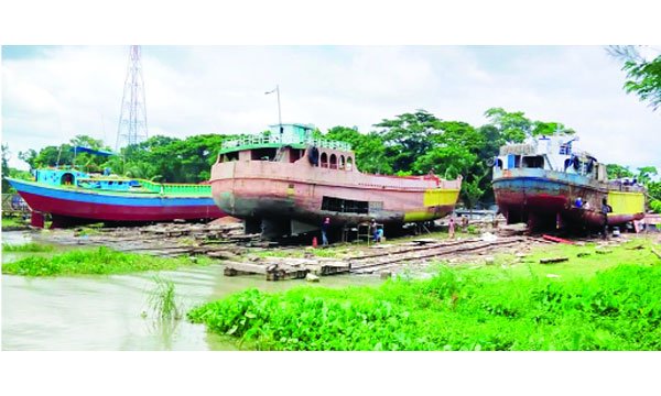 নেছারাবাদে নানা সঙ্কটে জাহাজ শিল্প পেশা পাল্টাচ্ছেন শ্রমিকরা