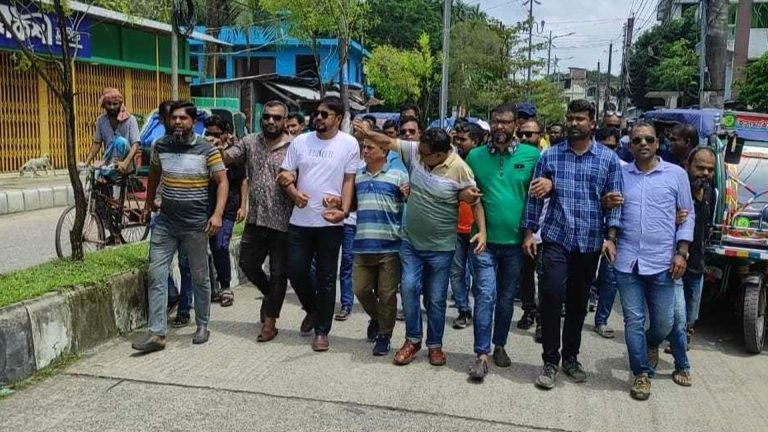 শেখ হাসিনার বিচার দাবিতে পটুয়াখালীতে বিএনপির অবস্থান কর্মসূচি