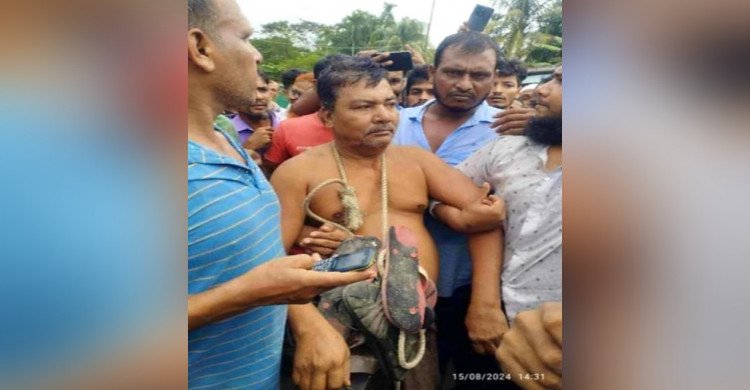 ভোলায় চেয়ারম্যানকে জুতার মালা পরিয়ে এলাকায় ঘুরালো জনতা