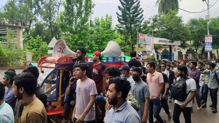 হামলা,ভাঙচুর ও লুটপাট মারধরের প্রতিবাদে বরিশালে বৈষম্যবিরোধী ছাত্র আন্দোলনের বিক্ষোভ