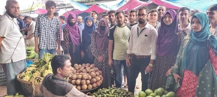 ভোলায় সড়ক নিয়ন্ত্রণের পাশাপাশি বাজার মনিটরিংয়ে শিক্ষার্থীরা