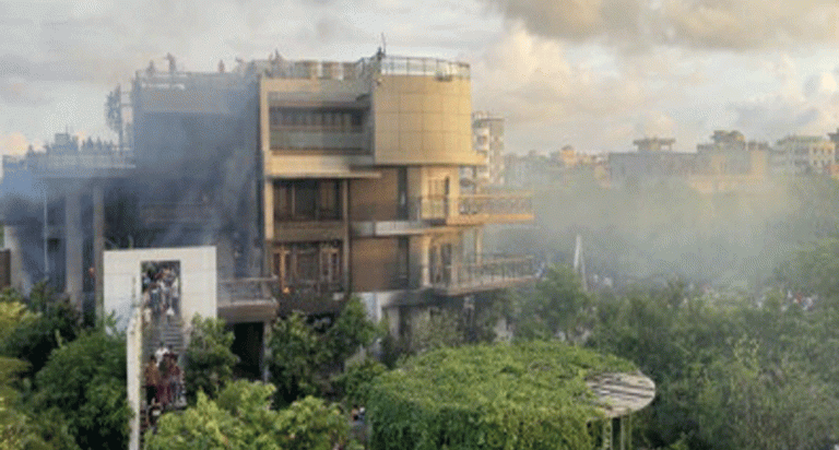 ফেনীতে নিজাম হাজারীর পোড়াবাড়ি দেখতে মানুষের ভিড়