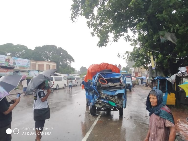 বরিশালে পিকআপের সঙ্গে কাভার্ড ভ্যানের সংঘর্ষ, নিহত ২