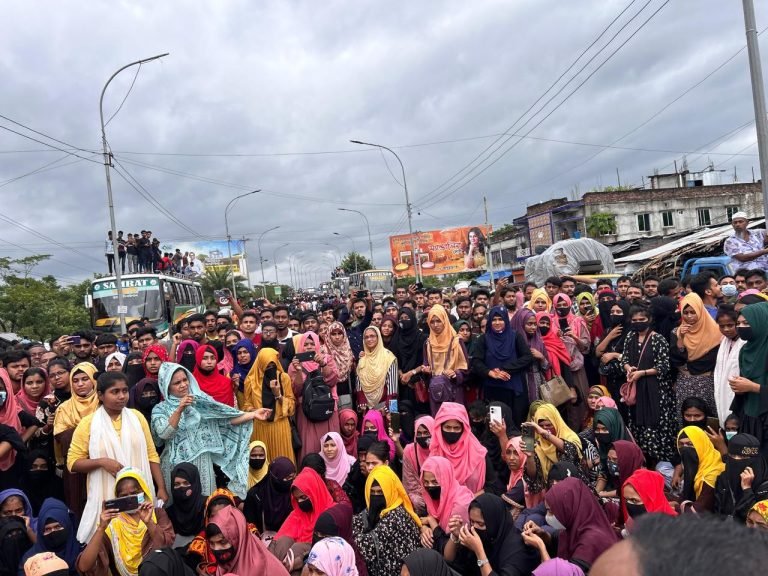 বেতন বৃদ্ধি ও চাকুরি স্থায়ীকরণ সহ ৭ দফা দাবিতে বরিশালে শ্রমিকরা সড়ক অবরোধ
