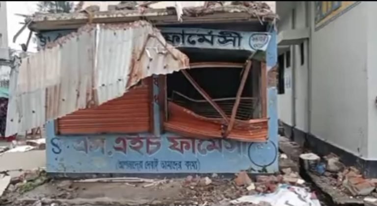 পটুয়াখালী মেডিকেল কলেজ হাসপাতালে গভীর রাতে ফার্মেসী ভেঙ্গে লুটপাট করল দুর্বৃত্তরা