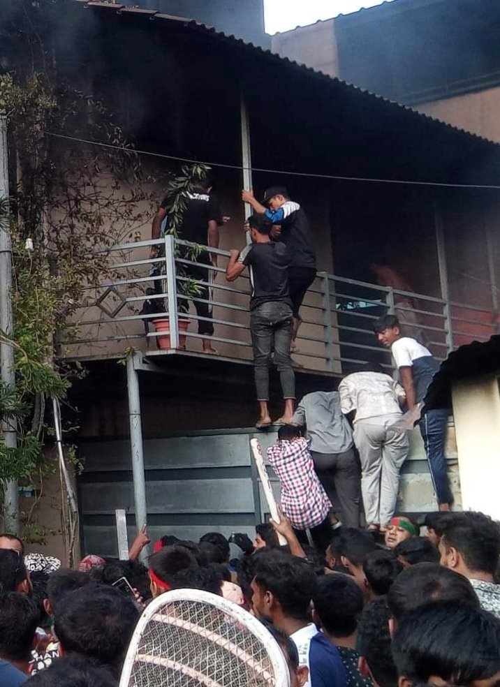 সাদিক আবদুল্লার বাড়িতে লুট হওয়া টাকা ফোন উদ্ধার হলো আ.লীগ নেতার বাড়িতে