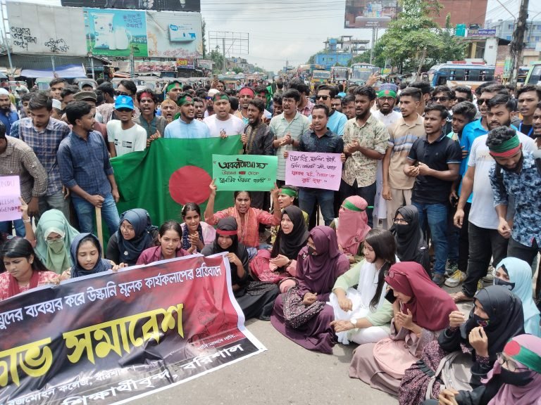 বরিশালে মহাসড়ক অবরোধ করে শিক্ষার্থীদের বিক্ষোভ