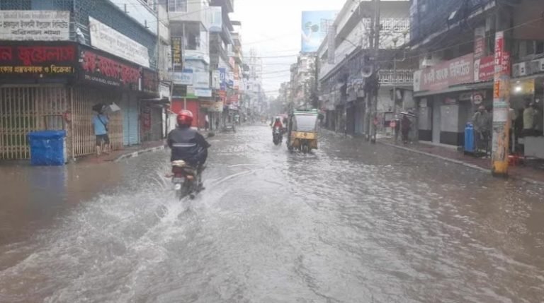বরিশালে থেমে থেমে বৃষ্টি, সড়কে জলাবদ্ধতা