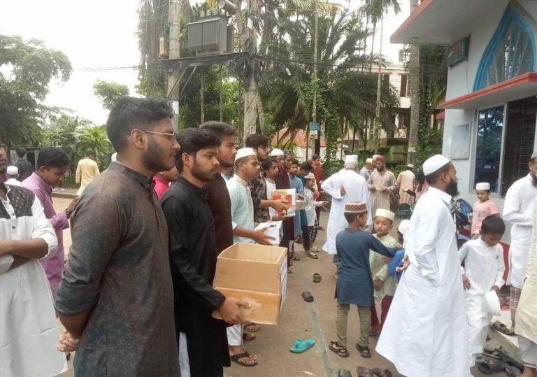 বন্যার্তদের পাশে বরিশালের মুসলিম, হিন্দু ও খ্রীষ্টান সম্প্রদায়ের সম্প্রীতির বাংলাদেশ