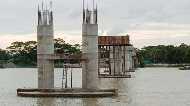 বরিশালে নির্মাণাধীন দুটি সেতুর অপেক্ষায় সাধারণ মানুষ