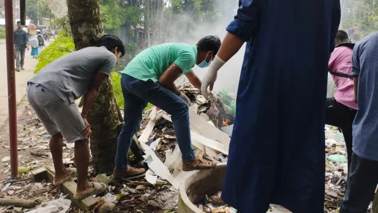 ঝালকাঠিতে সড়ক পরিষ্কার করছে আন্দোলনরত শিক্ষার্থীরা