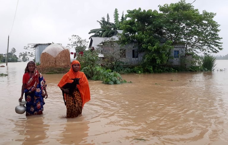 দূর্যোগময় পরিস্থিতিতে রাঙামাটির জনজীবনে স্থবিরতা! জলবন্দি ৩০ হাজার মানুষ