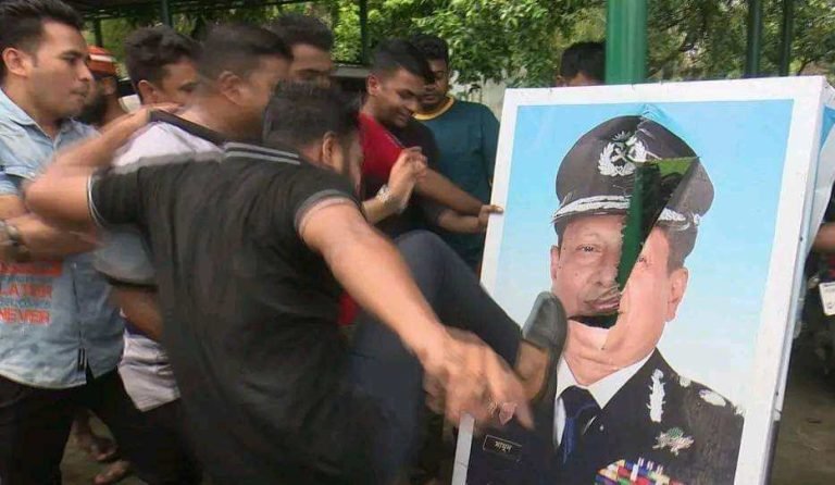 সাবেক আইজিপির ছবিতে জুতাপেটা করছেন বরিশালের বিক্ষুব্ধ পুলিশ সদস্যরা