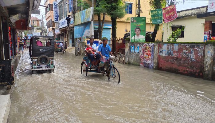 বেড়িবাঁধ ভেঙে রাঙ্গাবালীর ৫ গ্রাম প্লাবিত – পটুয়াখালী পৌর শহরেও পানি