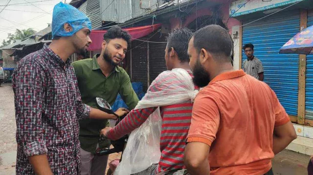 রাঙ্গাবালীতে ট্রাফিক নিয়ন্ত্রণে সড়কে ছাত্রসমাজ