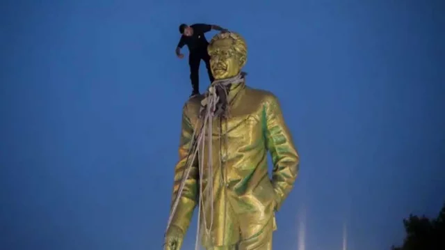 বিবিসি বাংলার প্রতিবেদন : শেখ মুজিব ছাড়াও বিশ্বে যে ক্ষমতাবানদের ভাস্কর্য ভাঙা হয়েছে