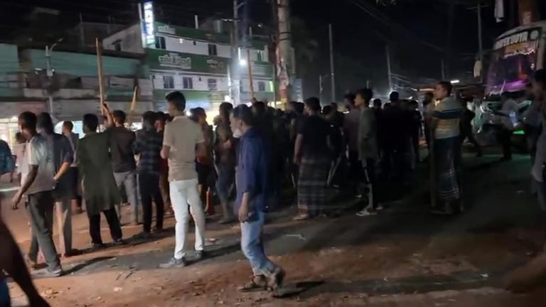 বরিশালে বিএনপি নেতার নামে চাঁদা না দেওয়ায় থ্রি-হুইলার চালকদের মারধর