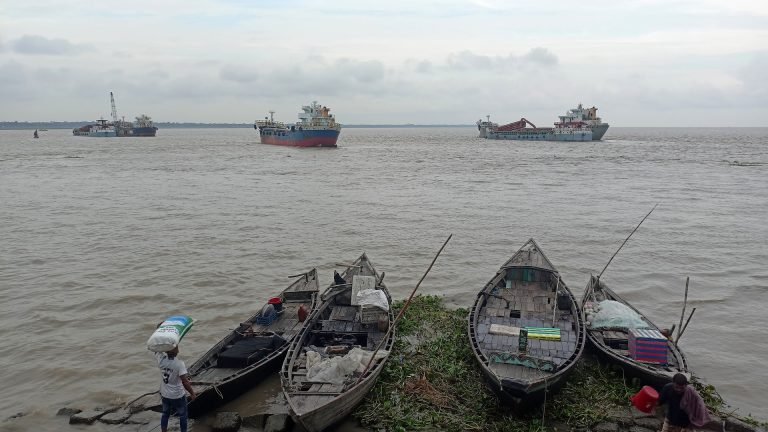 ভোলায় মাছ ধরতে গিয়ে বজ্রপাতে বাবার মৃত্যু, ছেলে নিখোঁজ