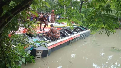 ঝালকাঠিতে নিয়ন্ত্রণ হারিয়ে বাস খাদে, আহত ১২