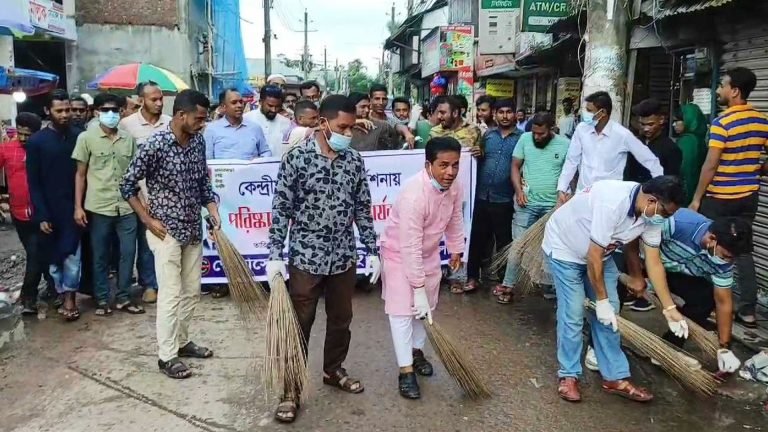 পটুয়াখালীতে স্বেচ্ছাসেবক দলের পরিচ্ছন্নতা অভিযান