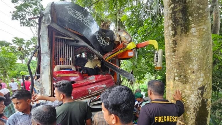 পাথরঘাটায় দুই বাসের সংঘর্ষে নিহত ১