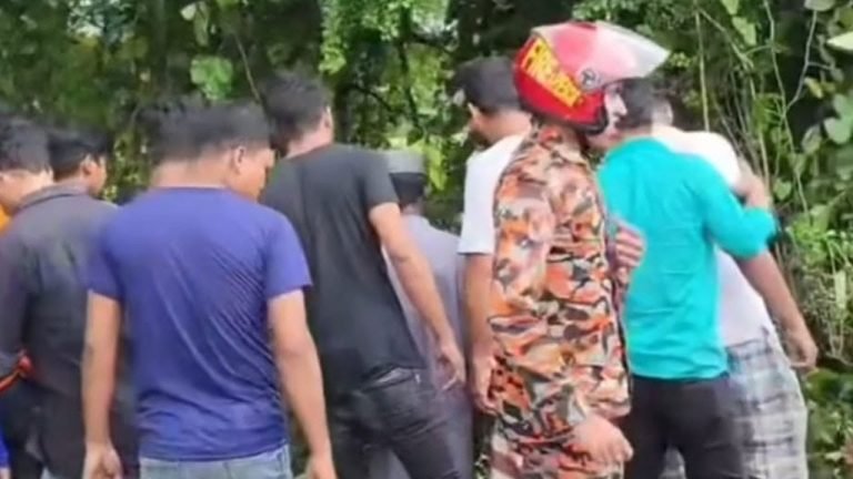 বাস-ট্রাকের মাঝে চাপা পড়ল ইজিবাইক, নিহত ৪