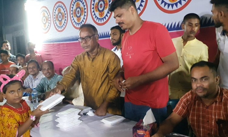 শেখ হাসিনা দেশ ছেড়ে যাওয়ায় পটুয়াখালীতে আনন্দ উৎসব – খিচুড়ি বিতরণ