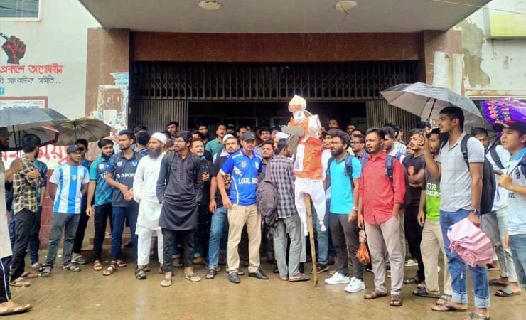 বৃষ্টি উপেক্ষা করে পবিপ্রবিতে নরেন্দ্র মোদির কুশপুত্তলিকা দাহ