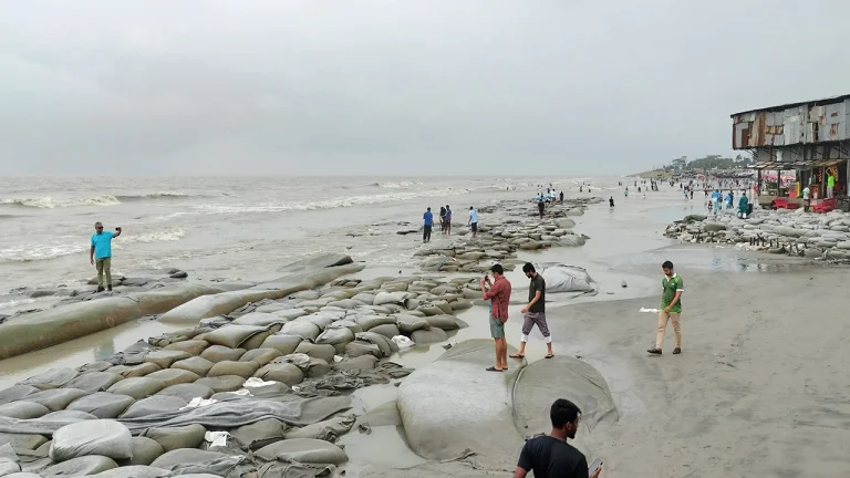 কুয়াকাটায় চাকরি হারানোর শঙ্কায় ১৫০০ কর্মকর্তা-কর্মচারী