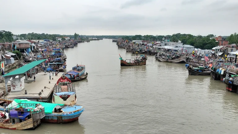 সাগর উত্তাল – খালি হাতে ঘাটে ফিরছেন রাঙ্গাবালীর জেলেরা