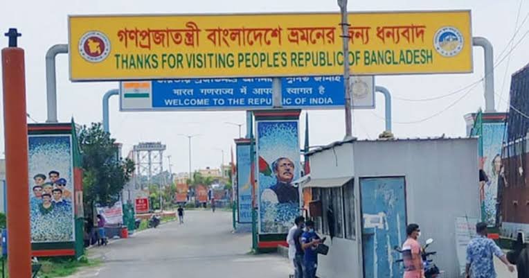বেনাপোল বন্দরে আটকা দুই শতাধিক পাসপোর্টধারী