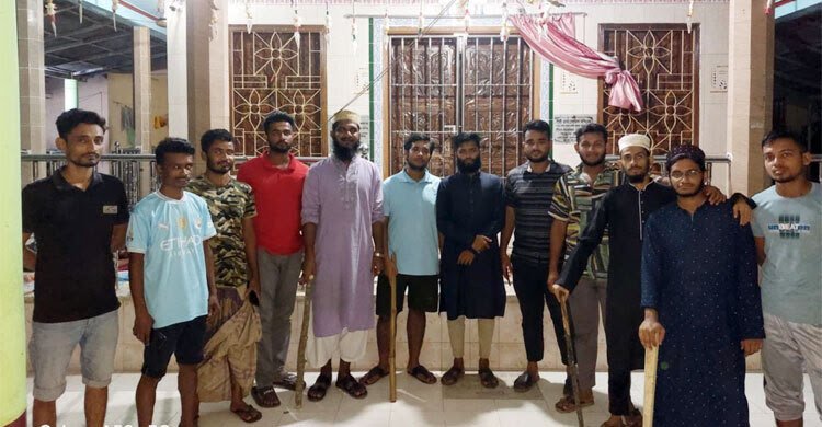 রাত জেগে মন্দির পাহারা দিচ্ছেন জামায়াত-শিবিরের নেতাকর্মীরা