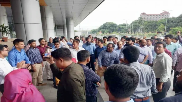 বিটিআরসিতে বিক্ষোভ, কর্মকর্তা অবরুদ্ধ