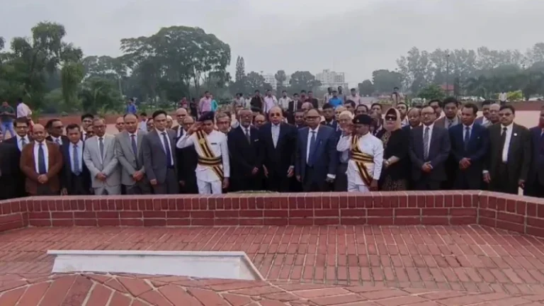 স্মৃতিসৌধ ও শহীদ মিনারে প্রধান বিচারপতির শ্রদ্ধা