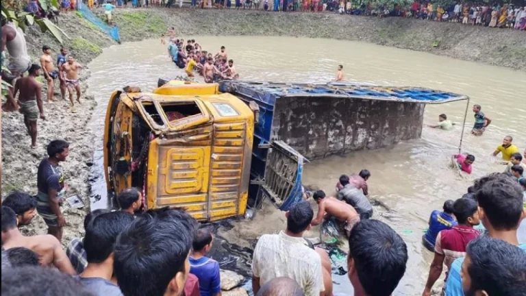সিমেন্টবোঝাই ট্রাক খাদে পড়ে দুই শ্রমিক নিহত