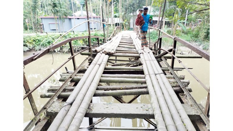 বরিশালে বাকেরগঞ্জের সাঁকো এখন মরণফাঁদ