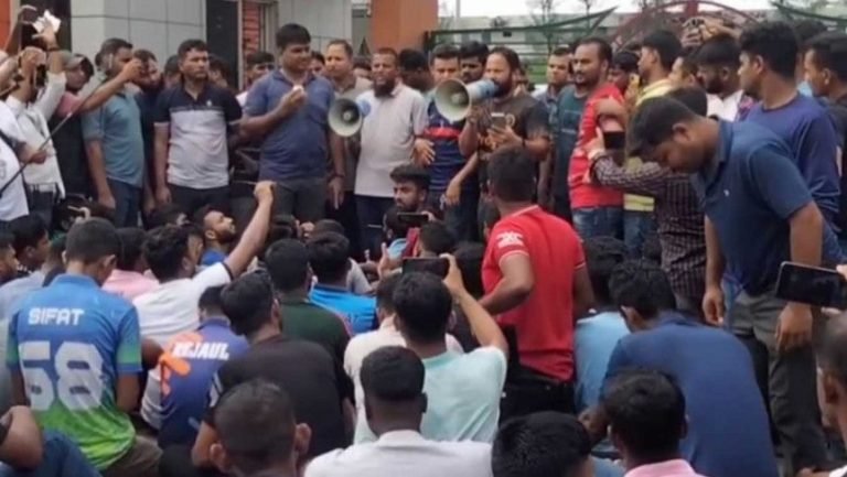 পটুয়াখালীতে ১১ দফা দাবি বাস্তবায়নে বিক্ষোভ কর্মসূচি পালন করছেন জেলা পুলিশ সদস্যরা