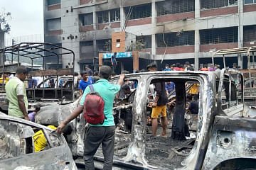 ২১ জনের লাশ  ঢাকা মেডিকেল কলেজের মর্গে