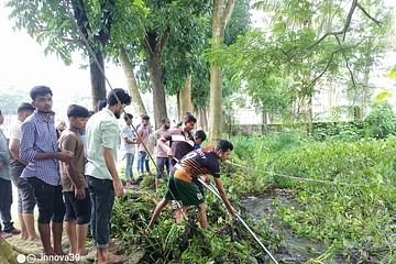 মির্জাগঞ্জে পুকুরে জমে থাকা ৫ বছরের ময়লা আবর্জনা পরিষ্কার করলেন শিক্ষার্থীরা